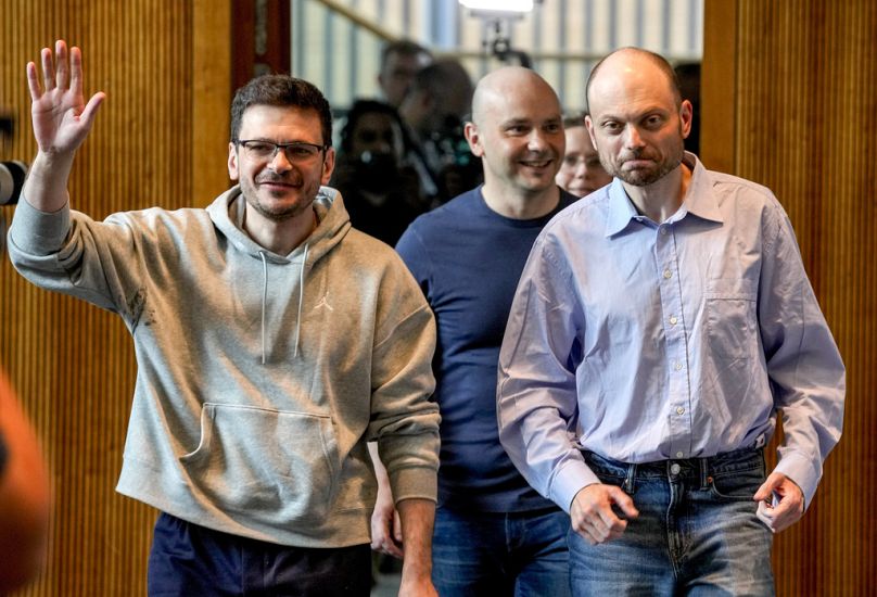 Prisioneiros russos libertados Ilya Yashin, Andrei Pivovarov e Vladimir Kara-Murza, a partir da esquerda, participaram numa conferência de imprensa em Bona, na Alemanha.