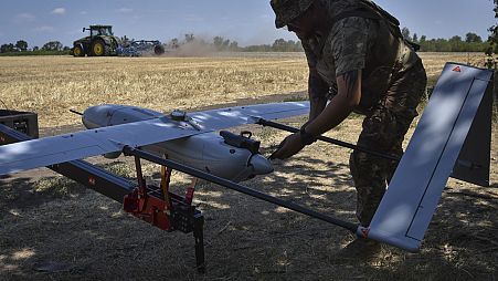 Un soldat ukrainien lance un drone de reconnaissance dans la région de Zaporijjia, 29 jullet 2024.
