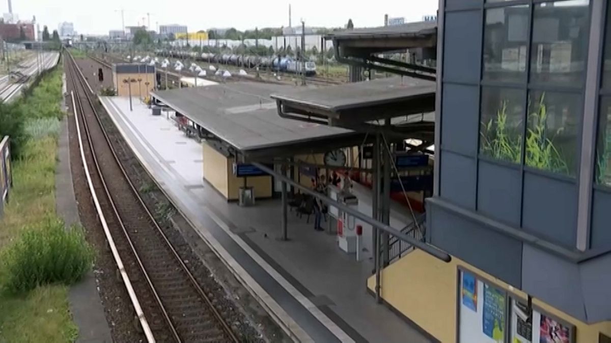 Sabotaj şüphesiyle Berlin'de yüzlerce tren seferi önümüzdeki hafta iptal edildi