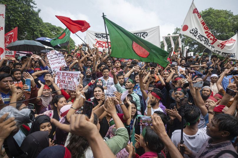 Activistas participan en una marcha de protesta contra la Primera Ministra Sheikh Hasina y su Gobierno para exigir justicia para las más de 200 personas muertas.