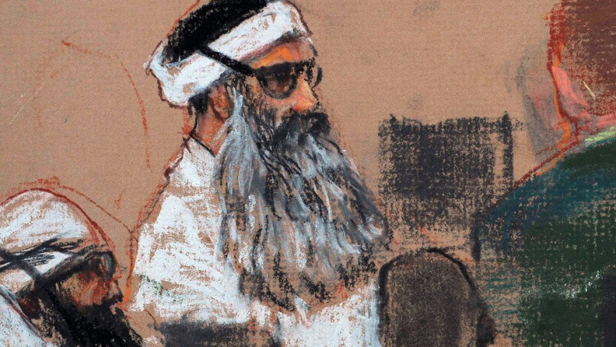 Um desenho de tribunal feito pela artista Janet Hamlin e revisto pelo exército dos EUA, mostra Khalid Sheikh Mohammed, ao centro, e o corréu Walid Bin Attash, à esquerda.