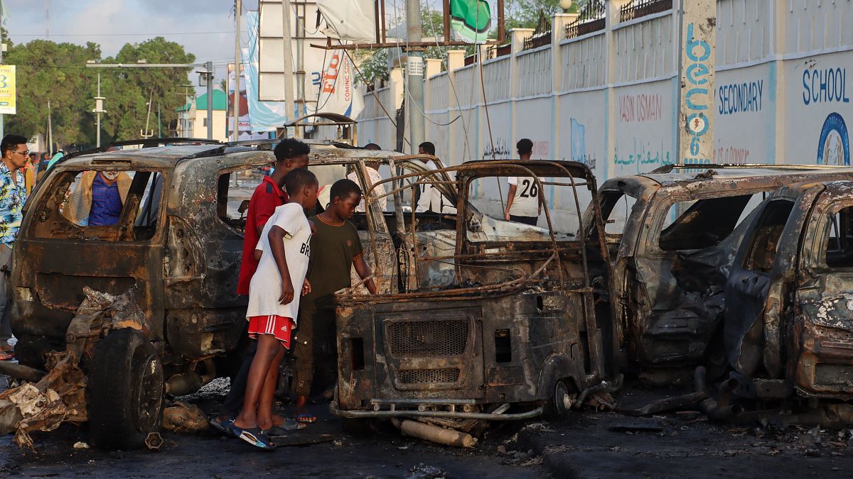 Mogadishui utcakép egy kávézónál elkövetett robbantás után 2024.07.15-én. A merényletben öten meghaltak, húszan megsebesültek – képünk illusztráció