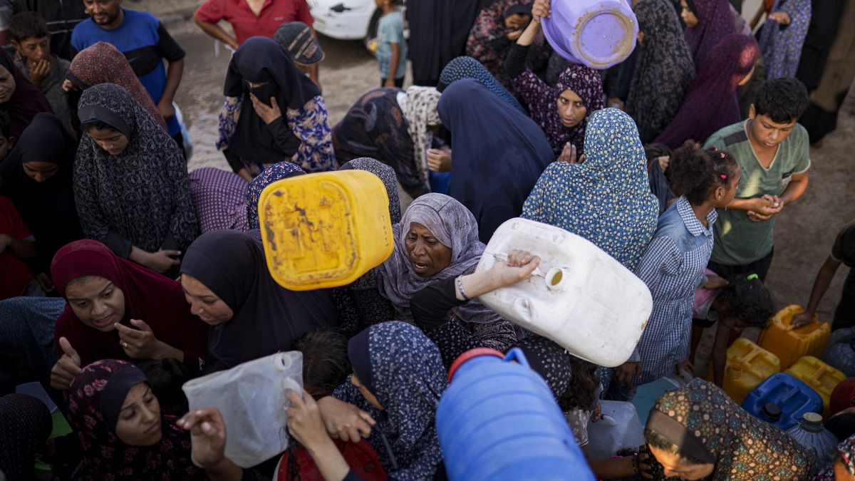 فلسطينيون نزحوا بسبب القصف الإسرائيلي لقطاع غزة يصطفون للحصول على المياه في مخيم مؤقت في بلدة خان يونس الجنوبية، الاثنين، 1 يوليو، 2024. 