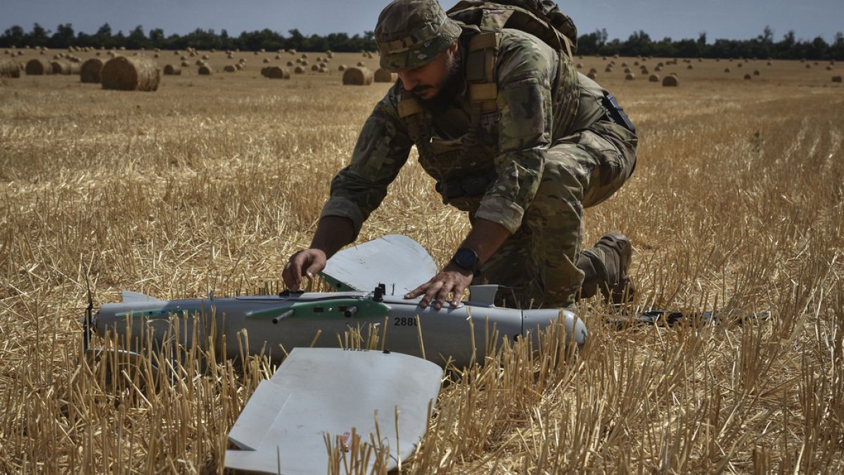 Um soldado da 15ª Brigada da Guarda Nacional da Ucrânia trabalha com um drone de reconhecimento Leleka num campo de trigo para determinar as posições russas.