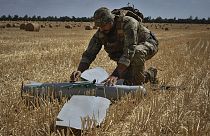 Ein Soldat der 15. Brigade der ukrainischen Nationalgarde bestimmt mit einer Aufklärungsdrohne vom Typ Leleka russische Positionen nahe der Front bei Saporischschja 