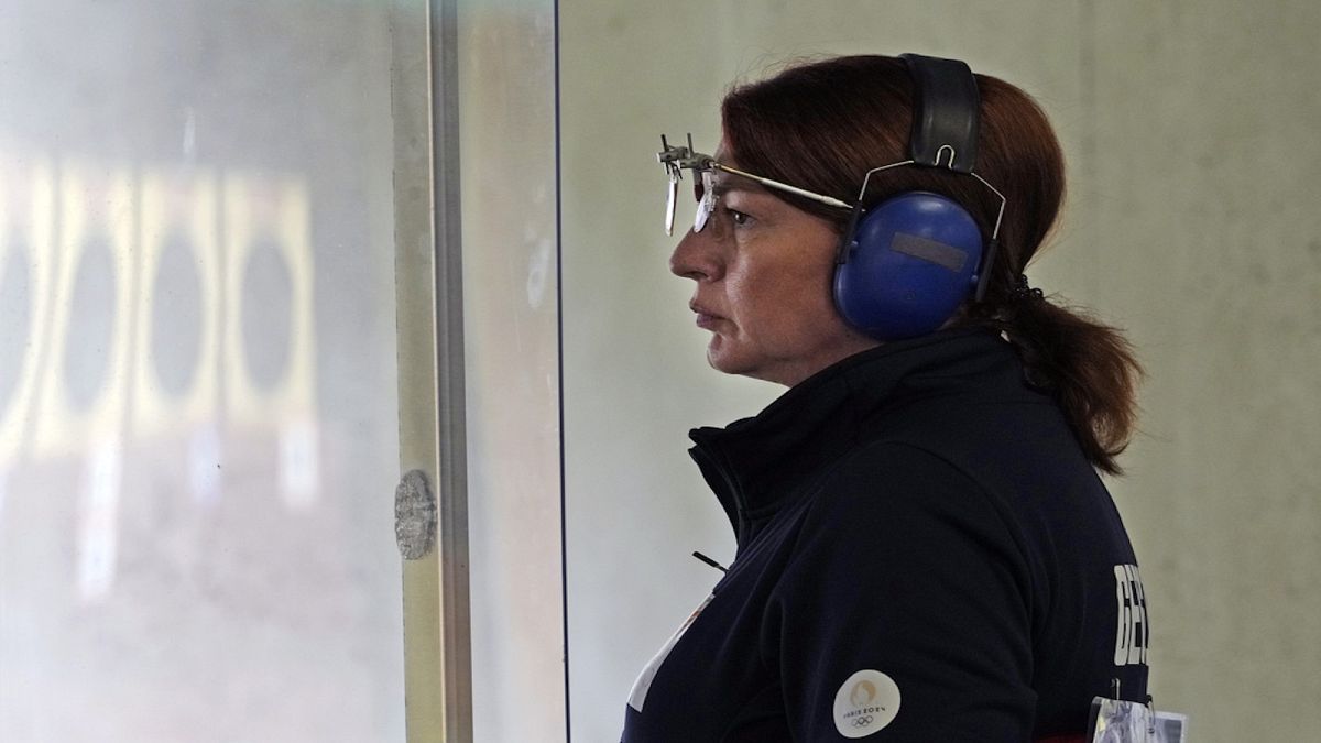 La georgiana Nino Salukvadze gareggia nel turno di qualificazione femminile di pistola rapida da 25 m alle Olimpiadi estive del 2024, venerdì 2 agosto 2024, a Chateauroux, in Francia.