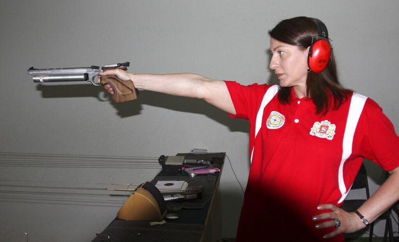 En esta foto del lunes 25 de junio de 2012, la ganadora olímpica georgiana Nino Salukvadze dispara durante su entrenamiento en Tiflis, Georgia.