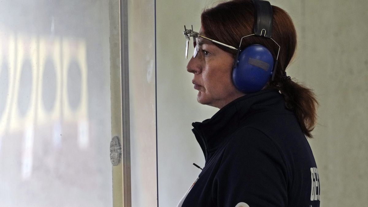 Nino Salukvadze, da Geórgia, compete na ronda de qualificação feminina da pistola de 25 metros rápida nos Jogos Olímpicos de verão de 2024, sexta-feira, 2 de agosto de 2024