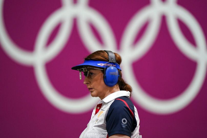 Nino Salukvadze, da Geórgia, compete na prova feminina de pistola de ar de 10 metros no campo de tiro de Asaka nos Jogos Olímpicos de verão de 2020