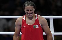 La argelina Imane Khelif, celebra tras derrotar a la húngara Anna Hamori en su combate de boxeo femenino de 66 kg en cuartos de final de los Juegos Olímpicos de Verano 2024, el sábado 3 de agosto de 2024.