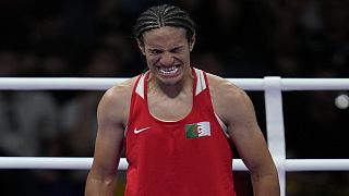 L'algerina Imane Khelif festeggia dopo aver sconfitto l'ungherese Anna Hamori nel quarto di finale di pugilato femminile dei 66 kg alle Olimpiadi estive del 2024, sabato 3 agosto 2024.