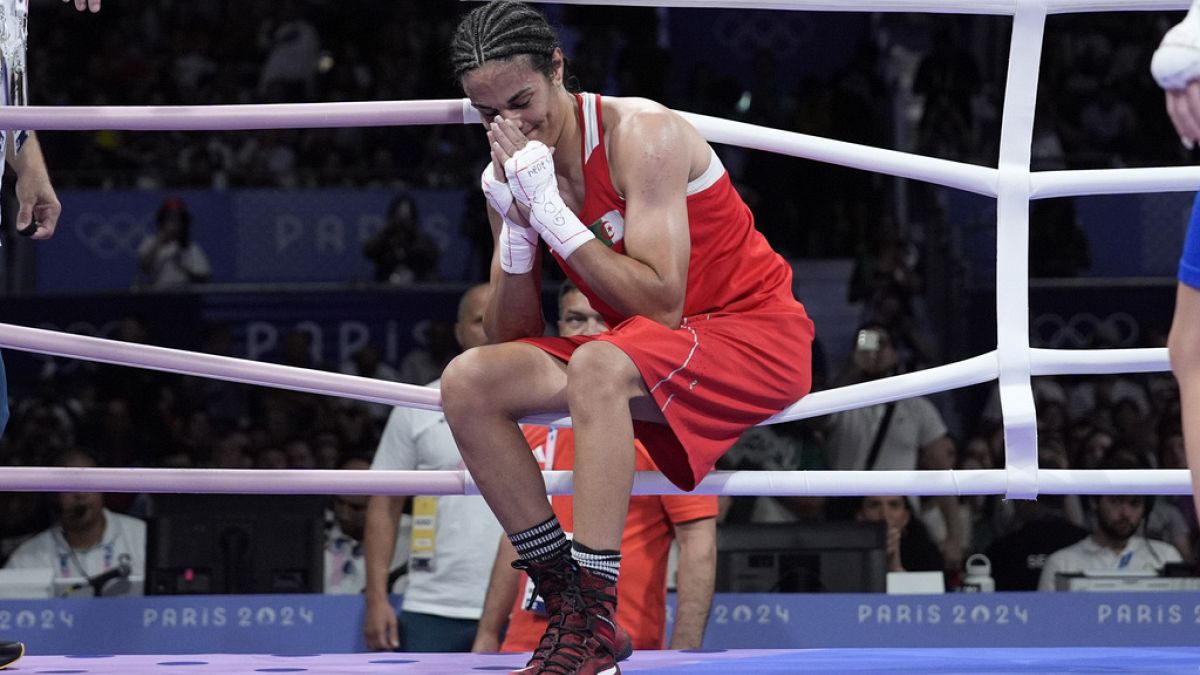 Imane Khelif, da Argélia, após derrotar Anna Hamori, da Hungria, no combate de boxe feminino de 66 kg dos Jogos Olímpicos de verão de 2024, sábado, 3 de agosto de 2024