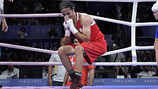 Imane Khelif, da Argélia, após derrotar Anna Hamori, da Hungria, no combate de boxe feminino de 66 kg dos Jogos Olímpicos de verão de 2024, sábado, 3 de agosto de 2024