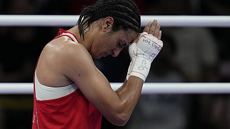 Die Reaktion der Algerierin Imane Khelif nach ihrem Sieg über die Ungarin Anna Hamori im Viertelfinale des Frauen-Boxen in der 66-kg-Klasse bei den Olympischen Spielen 2024