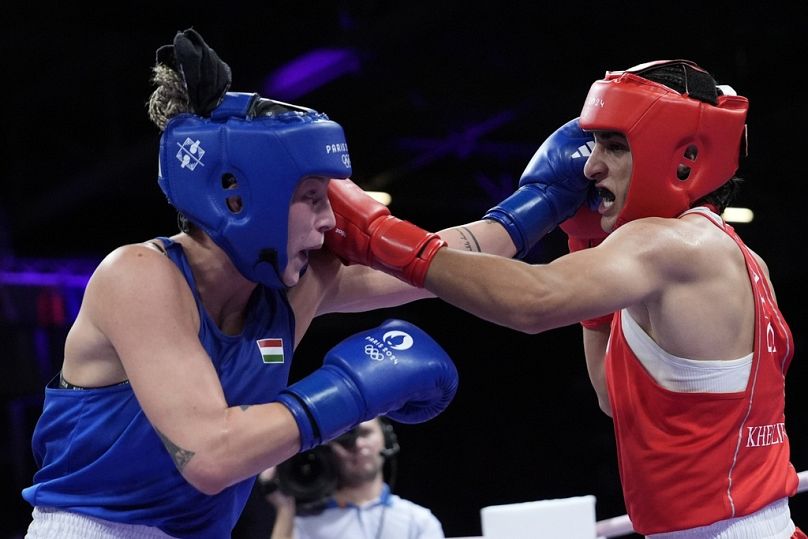 Die Algerierin Imane Khelif (rechts) kämpft im Viertelfinale des Frauen-Boxkampfs in der 66-kg-Klasse gegen die Ungarin Anna Hamori.