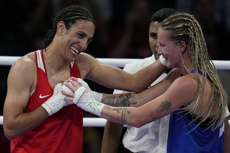 Die Algerierin Imane Khelif (links) lächelt mit der Ungarin Anna Hamori, nachdem sie sie im Viertelfinale des Frauen-Boxkampfs in der 66-kg-Klasse besiegt hat.