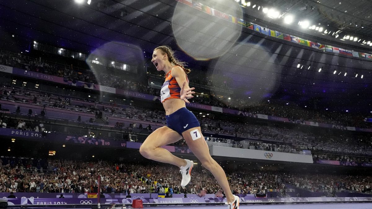 Femke Boi celebrando el 4x400m en los Juegos Olímpicos de París 