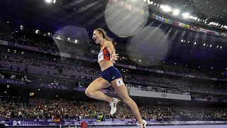 Femke Boi celebrando el 4x400m en los Juegos Olímpicos de París 