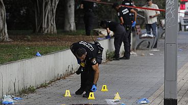 Ein israelischer Polizist ermittelt am Ort eines Messerangriffs. Holon, 4. August 2024
