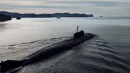 Ein russisches Atom-U-Boot fährt zu Übungen der Pazifikflotte in der Nähe von Wladiwostok, 14. April 2023