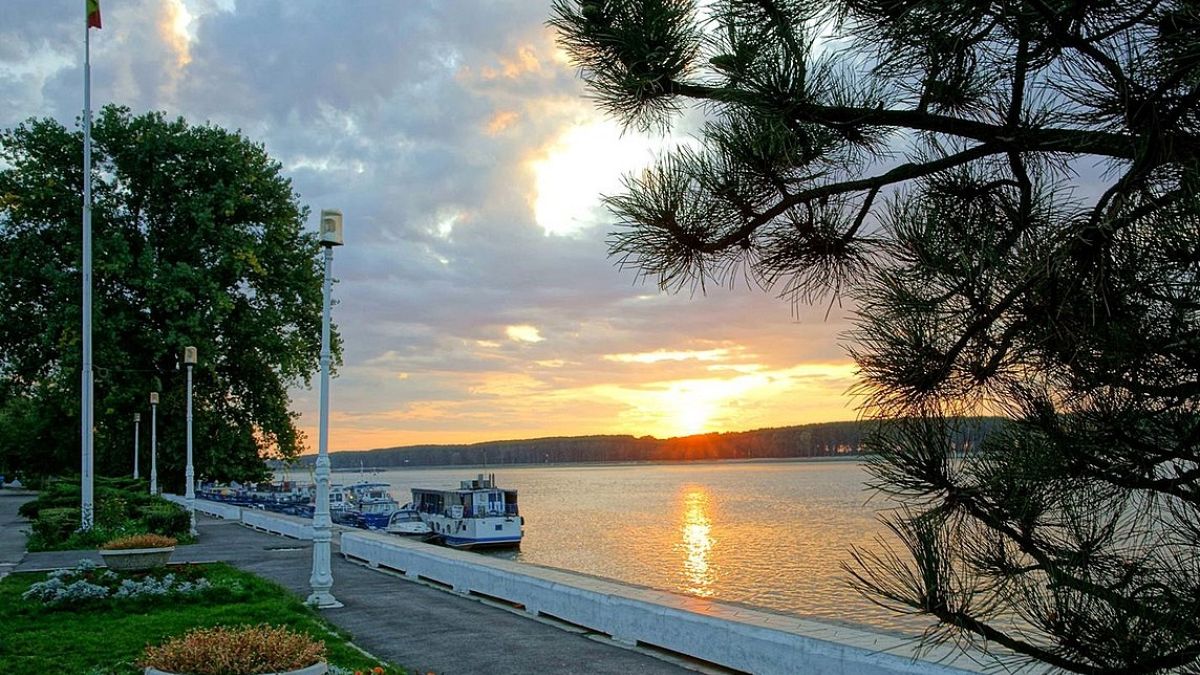 Части от Румъния са изправени пред суша, водеща до празни резервоари и пропадане на реколтата