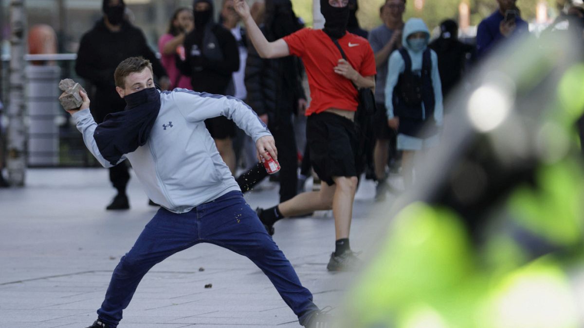 Manifestantes de extrema derecha en el Reino Unido.