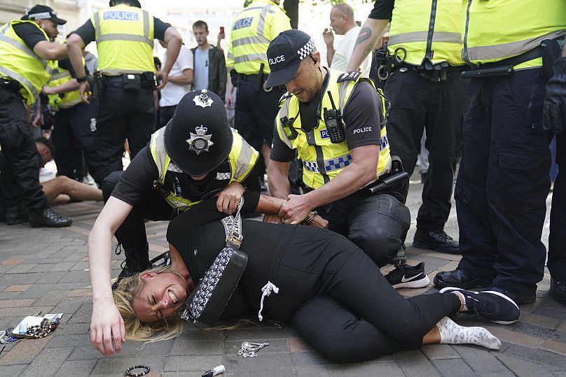 İngiliz polisi Nottingham'daki gösterilere katılan bir protestocuyu gözaltına alıyor, 3 Ağustos 2024.