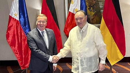Министр обороны Германии Борис Писториус и его филиппинский коллега Жилберто Теодоро-младшим в Маниле при обсуждении оборонного соглашения, 4 августа 2024 г.