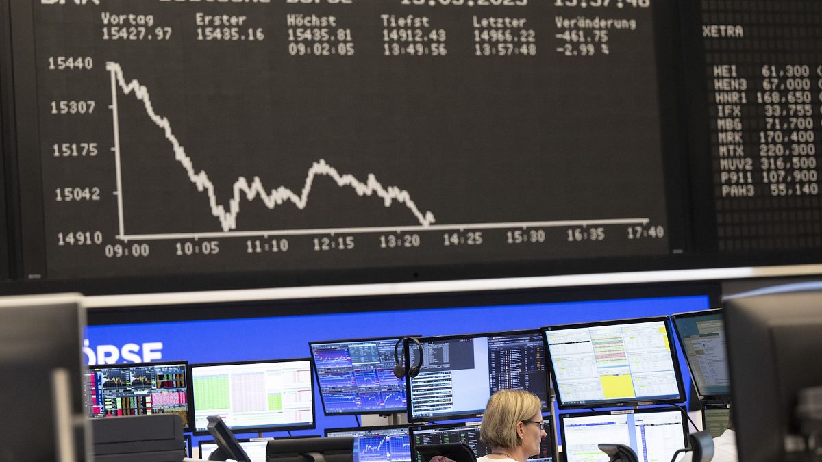 Un'operatotrice di borsa presso la Borsa tedesca di Francoforte, Germania