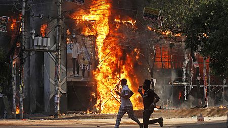 21 muertos en protestas estudiantiles en Bangladesh