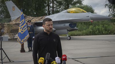 Президент Украины отвечает на вопросы журналистов на фоне истребителей F-16 в день Военно-воздушных сил, 4 августа 2024 г.