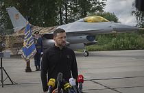 Az ukrán elnök egy, a Nyugattól kapott F-16-os vadászbombázó előtt