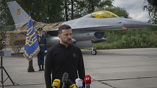 Az ukrán elnök egy, a Nyugattól kapott F-16-os vadászbombázó előtt