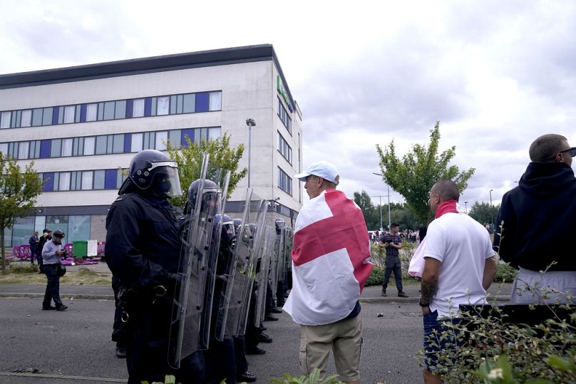 Des policiers bloquent les manifestants lors d'un rassemblement anti-immigration à Rotherham.