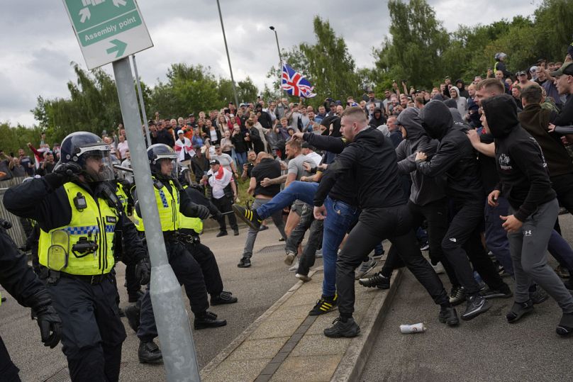 Scontri tra manifestanti e polizia davanti all'Holiday Inn Express di Rotherham, Inghilterra, 4 agosto 2024.