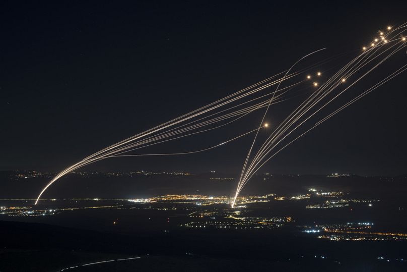 Das israelische Luftabwehrsystem Iron Dome feuert, um einen Angriff aus dem Libanon über der Region Galiläa abzufangen, Sonntag, 4. August 2024. 