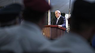 O primeiro-ministro israelita Benjamin Netanyahu discursa no memorial de Ze'ev Jabotinsky, no Cemitério Militar do Monte Herzl, em Jerusalém, no domingo, 4 de agosto de 2024.