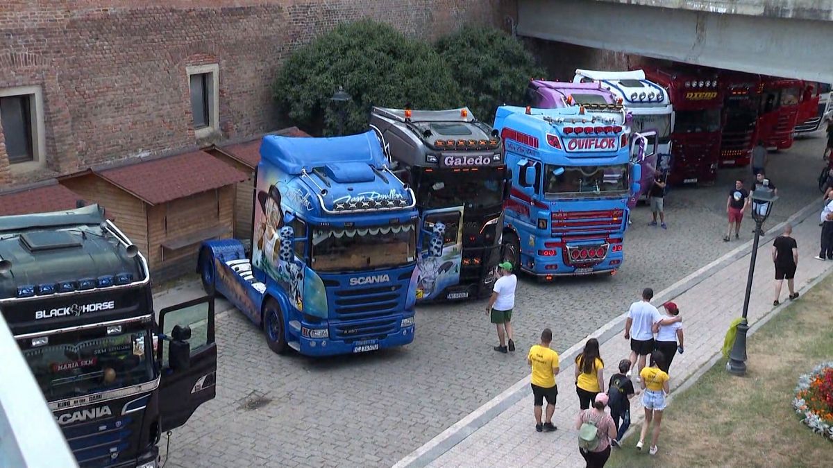 Camion verniciati e messi a punto fanno bella mostra di sé ad Alba Iulia prima di percorrere le autostrade d'Europa