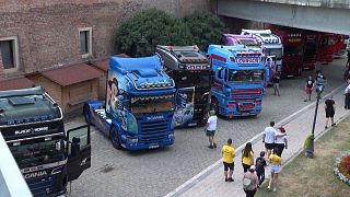 Lackierte und getunte Lastwagen präsentieren sich in Alba Iulia, bevor sie auf Europas Autobahnen fahren