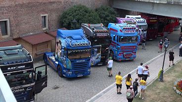 Camiones pintados y tuneados se exhiben en Alba Iulia antes de recorrer las autopistas europeas