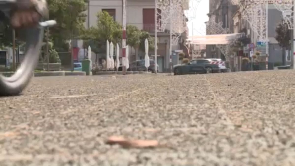 Area metropolitana di Catania coperta di cenere a causa dell'eruzione dell'Etna