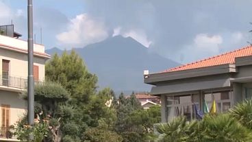 De la fumée s'échappe de l'Etna, en Sicile. 