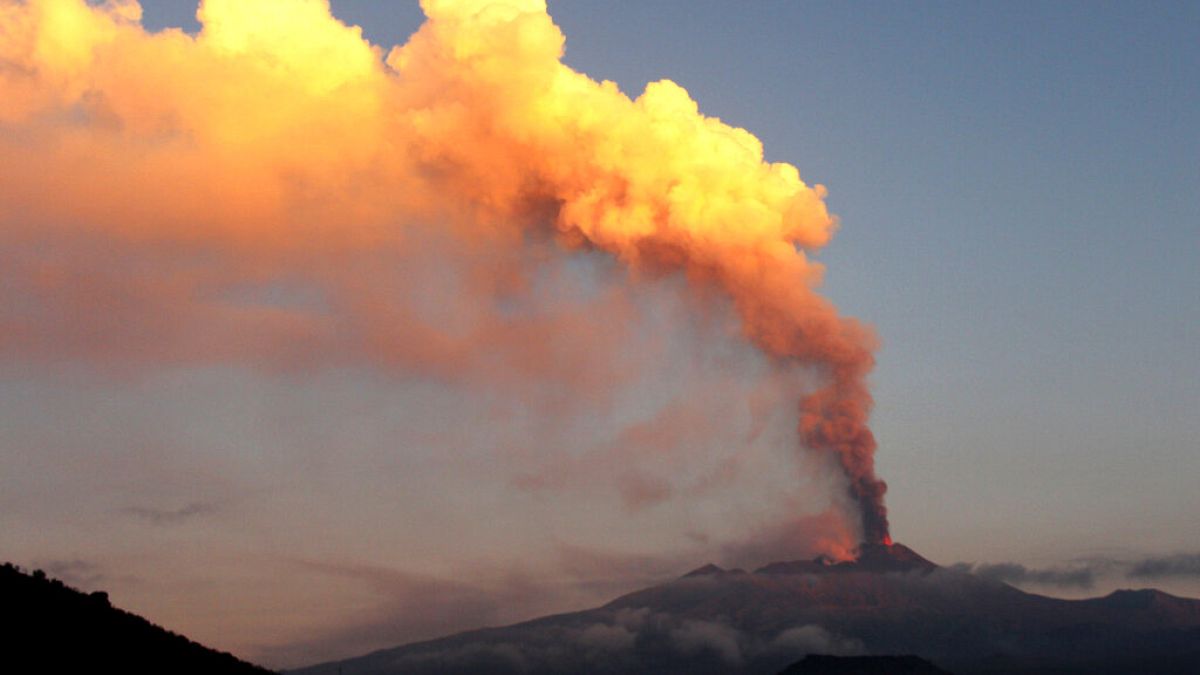 Arquivo - Fumo durante uma erupção do vulcão Etna, visto da aldeia de Viagrande, perto da cidade siciliana de Catânia, Itália, sábado, 26 de outubro de 2013