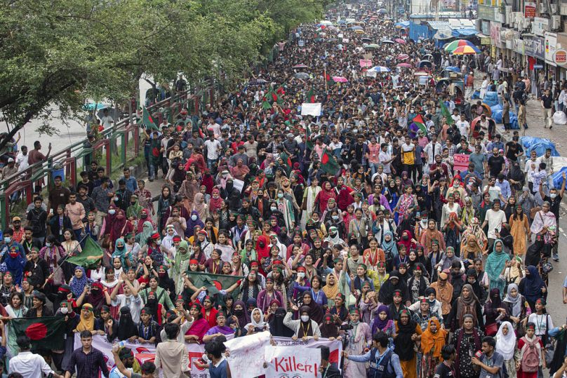 Marcha de protesto contra a primeira-ministra Sheikh Hasina e o seu governo para exigir justiça para mais de 200 pessoas mortas nas manifestações violentas do mês passado.