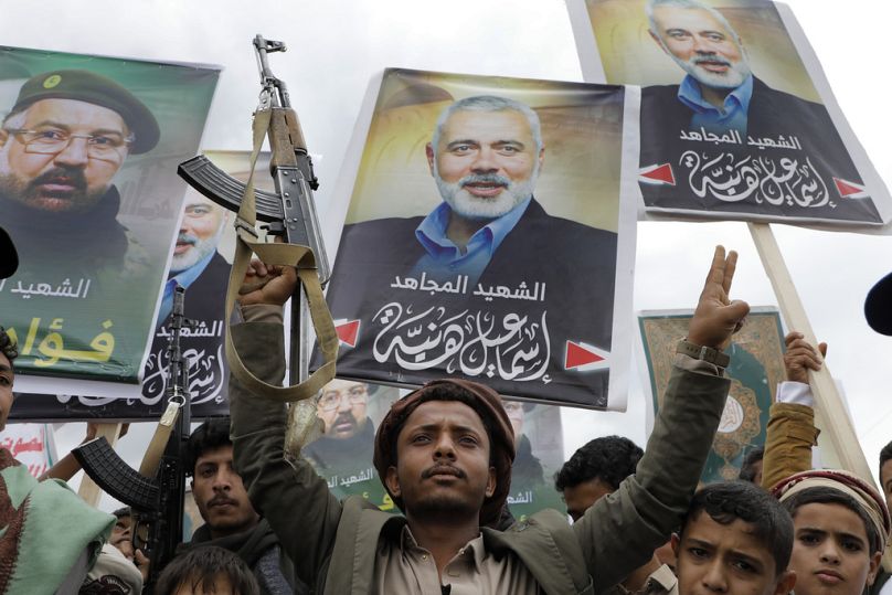 Gli yemeniti protestano contro l'uccisione del leader di Hamas Ismail Haniyeh a Sanaa, Yemen, 2 agosto 2024