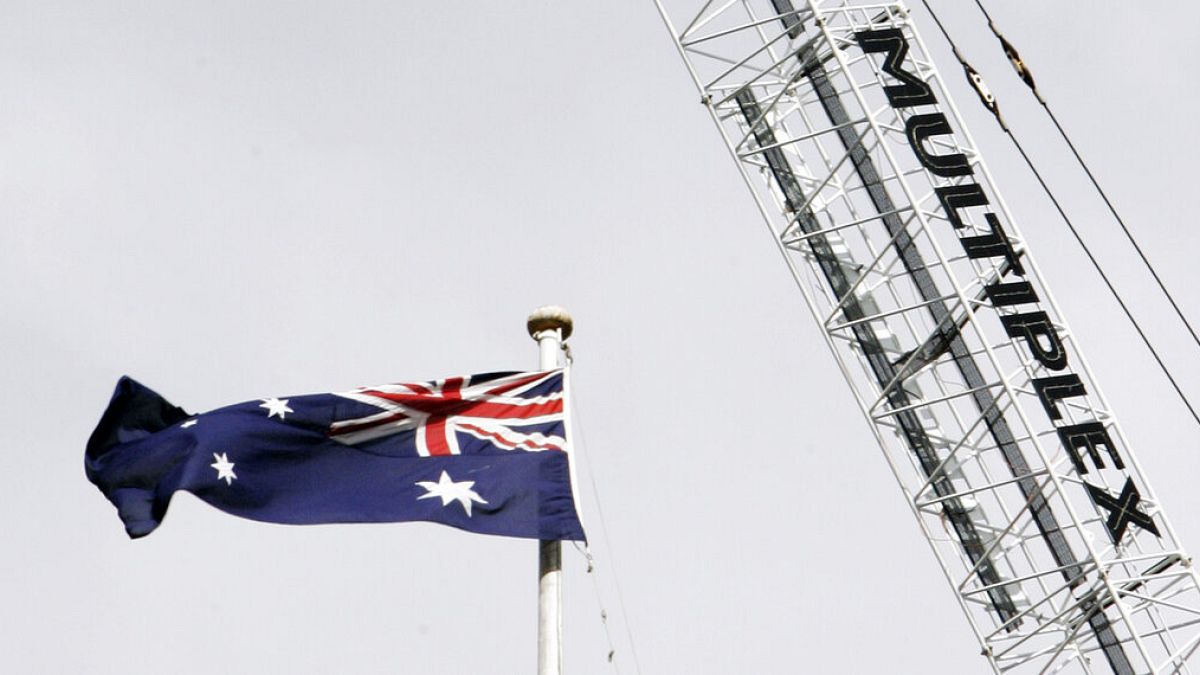 A bandeira australiana tremula por baixo de uma grua Multiplex num estaleiro de construção em Sydney, terça-feira, 12 de junho de 2007.