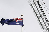 A bandeira australiana tremula por baixo de uma grua Multiplex num estaleiro de construção em Sydney, terça-feira, 12 de junho de 2007.