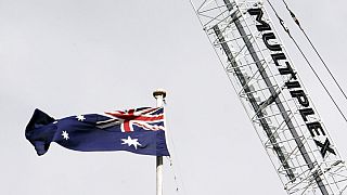 A bandeira australiana tremula por baixo de uma grua Multiplex num estaleiro de construção em Sydney, terça-feira, 12 de junho de 2007.