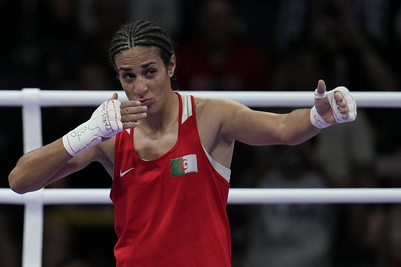 L'Algérienne Imane Khelif célèbre sa victoire sur la Hongroise Anna Hamori lors du quart de finale de boxe féminine des -66 kg aux JO 2024, le samedi 3 août 2024, à Paris.