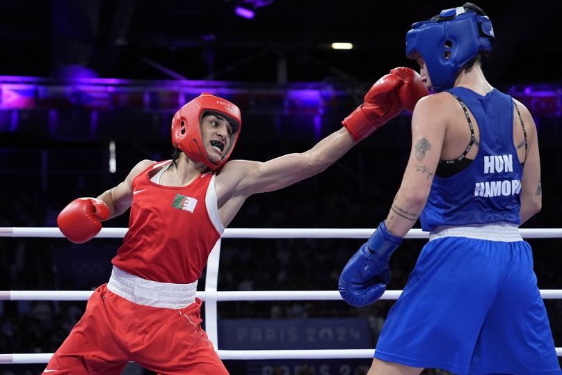 Die algerische Kämpferin Imane Khelif schlägt die Ungarin Anna Hamori im Viertelfinale der Olympischen Sommerspiele 2024, Samstag, 3. August 2024, in Paris.